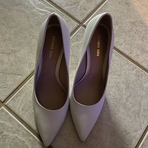 Gianni Bini White pointed toe Pumps